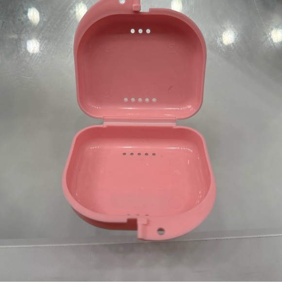 Retainer - Picture 3 of 3